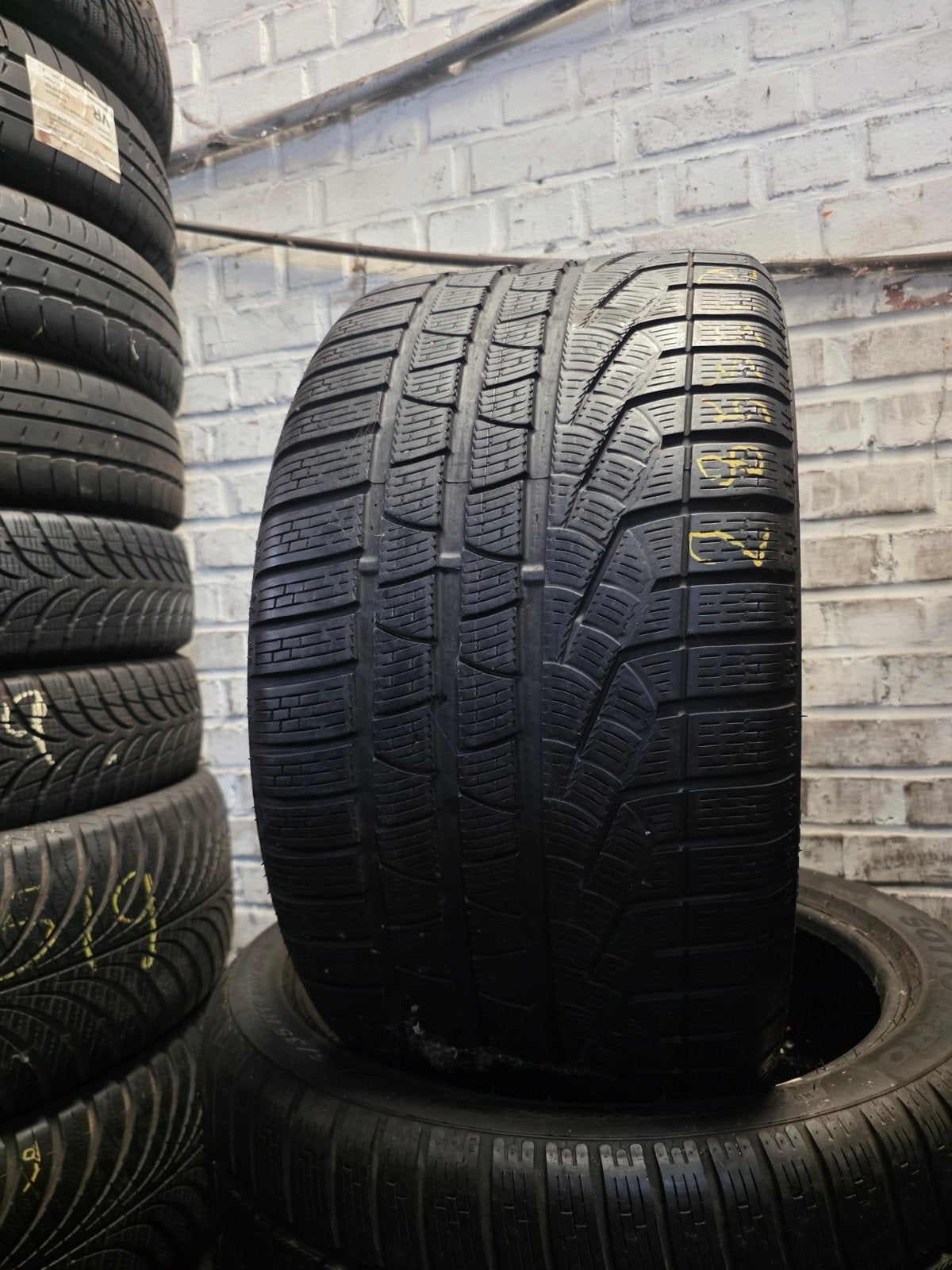 285 35 19 pirelli avec montage et équilibrage, Enlèvement