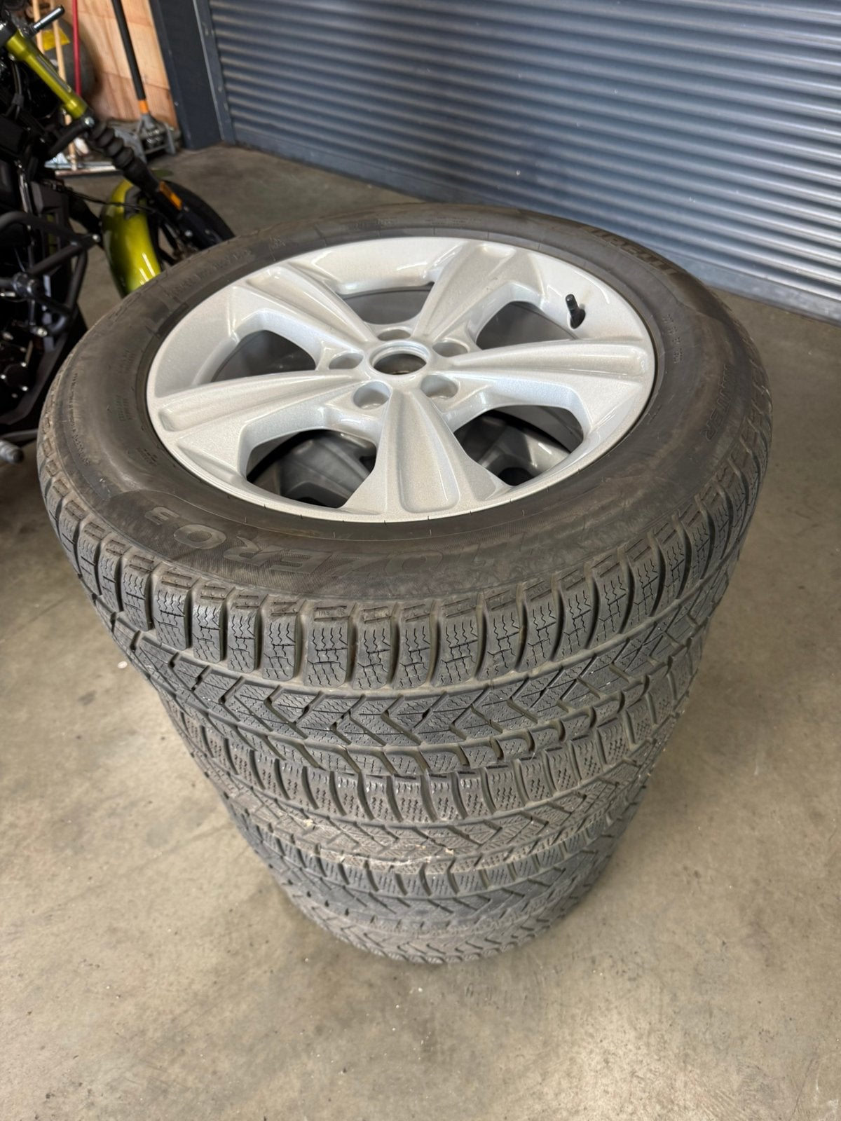 Kit d'hiver Ford Kuga /Ensemble parfait Pirelli 235/55/17, Pneus et Jantes, Pneus hiver, 17 pouces, Enlèvement