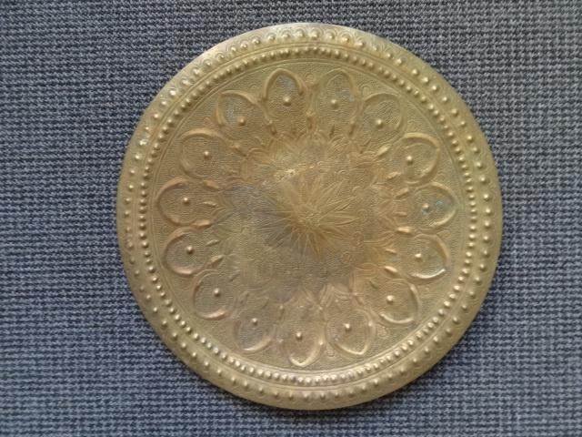 Plat en cuivre richement décoré, diamètre 30 cm, marqué, Envoi