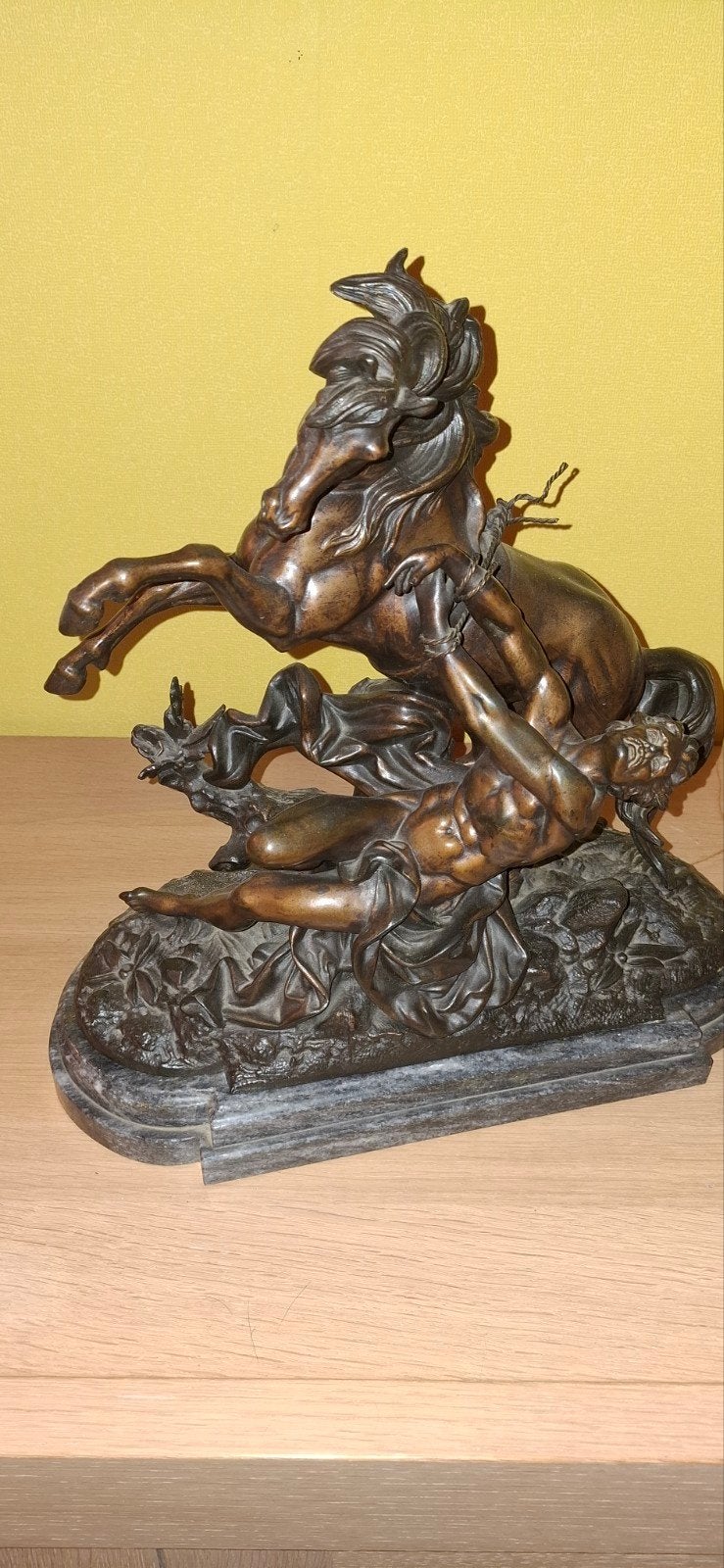 bronzen paard met man op marmeren voet, Enlèvement, Bronze