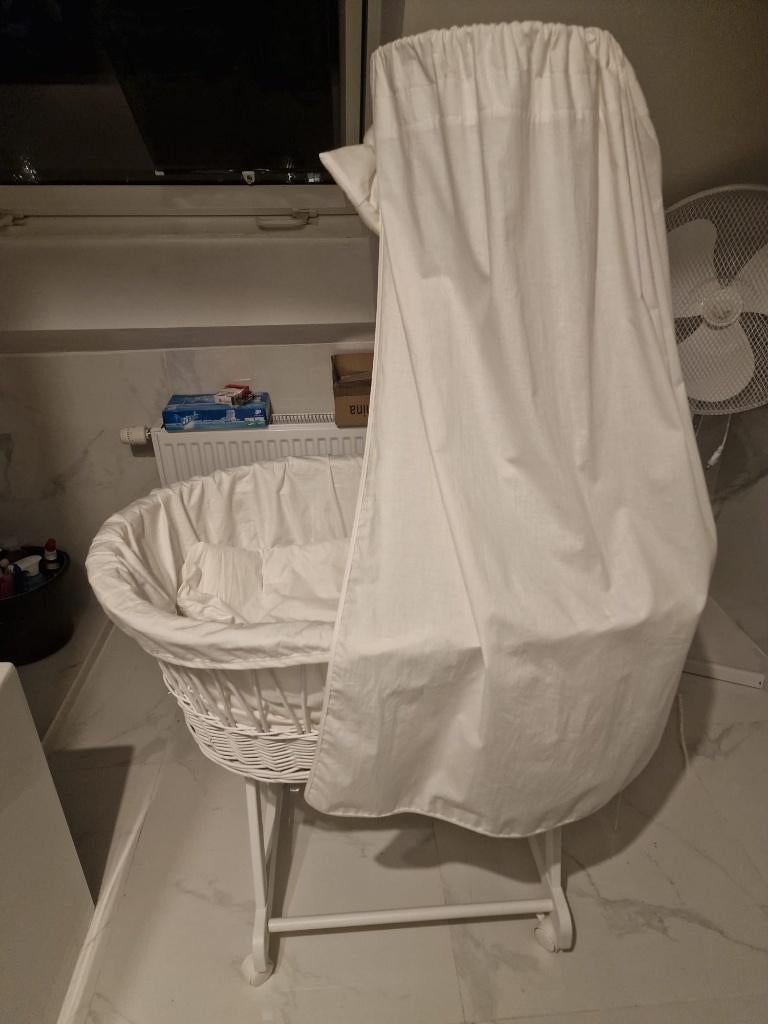 Witte babywieg / Mozesmand met wieletjes TOPSTAAT, Ophalen, Zo goed als nieuw, Ledikant