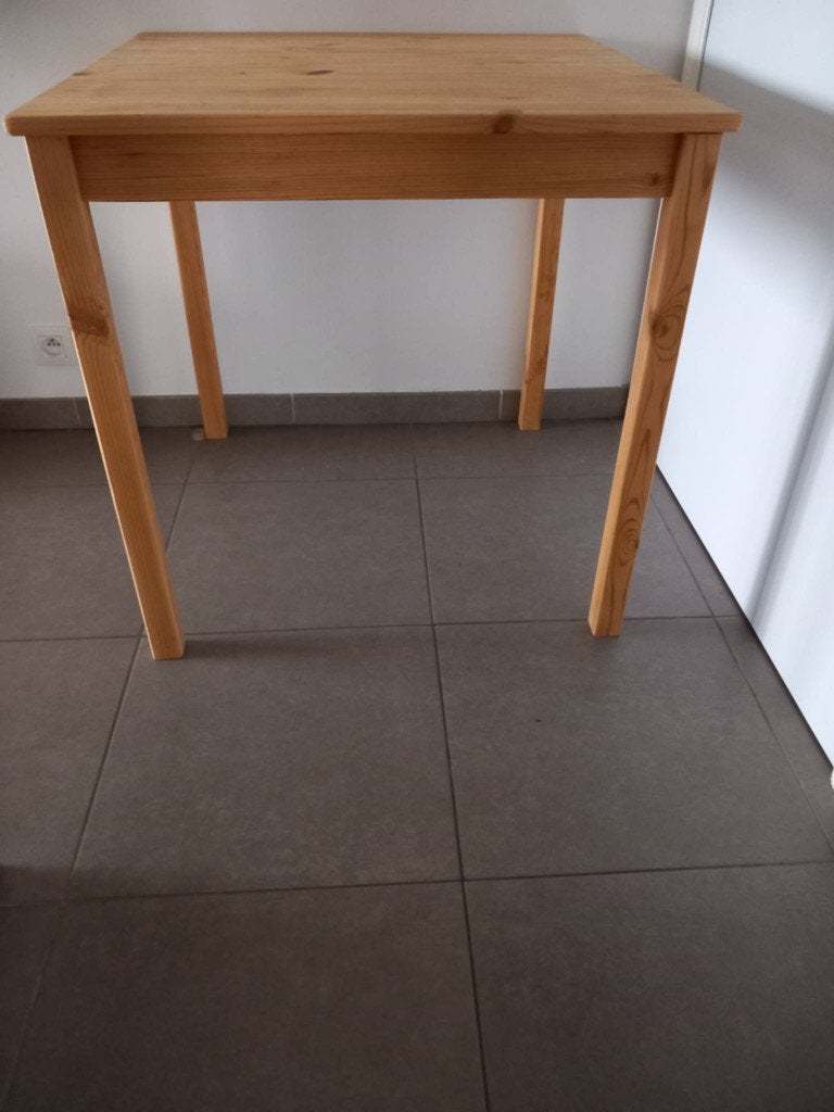 Petite table carrée en pin 75/75/73– Pieds démontables, Carré, Enlèvement, Utilisé, 75 cm ou plus