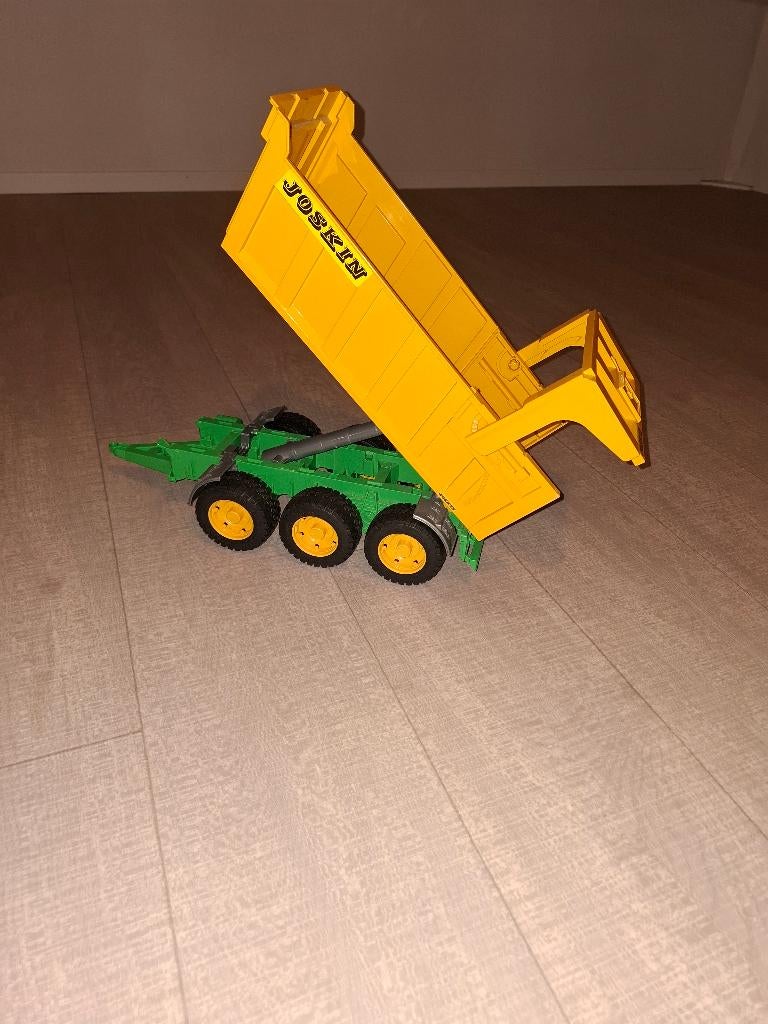 Bruder Joskin Kiepaanhangwagen, Ophalen