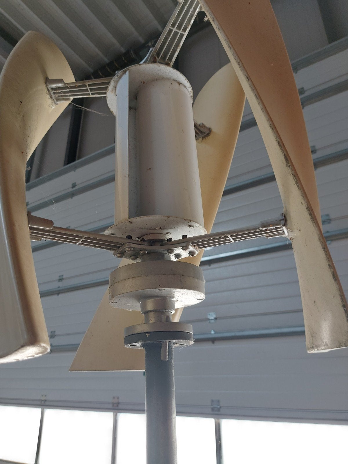 windturbine 2000 watt met sokkel en paal inclusief regelaar, Ophalen