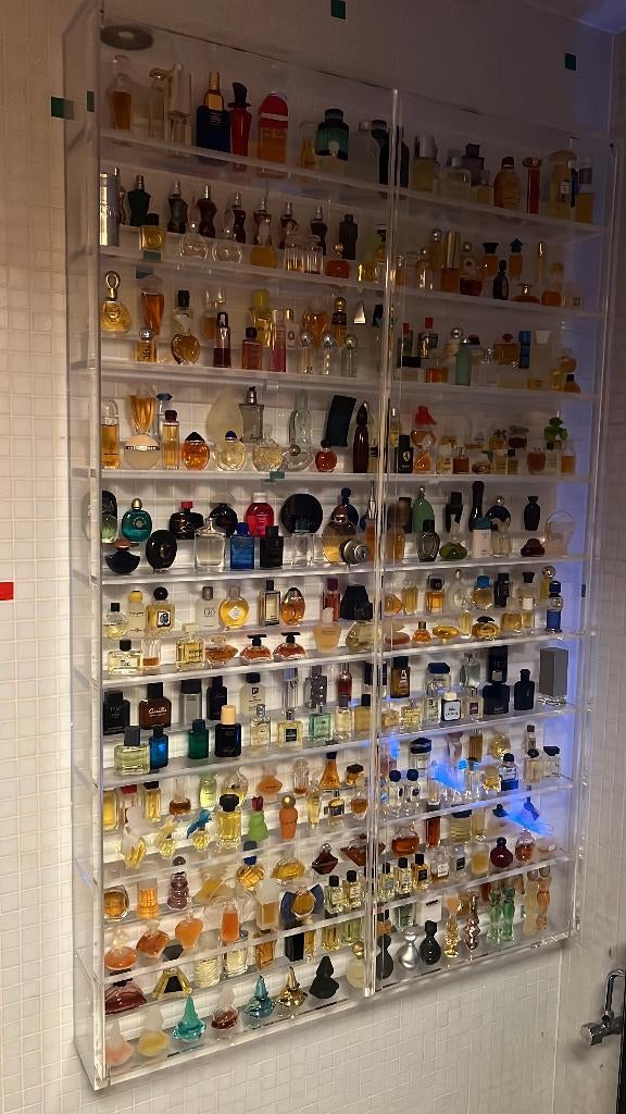 Enorme collectie van +- 800 parfumflesjes in plexi kasten, Enlèvement, Neuf, Miniature, Plein