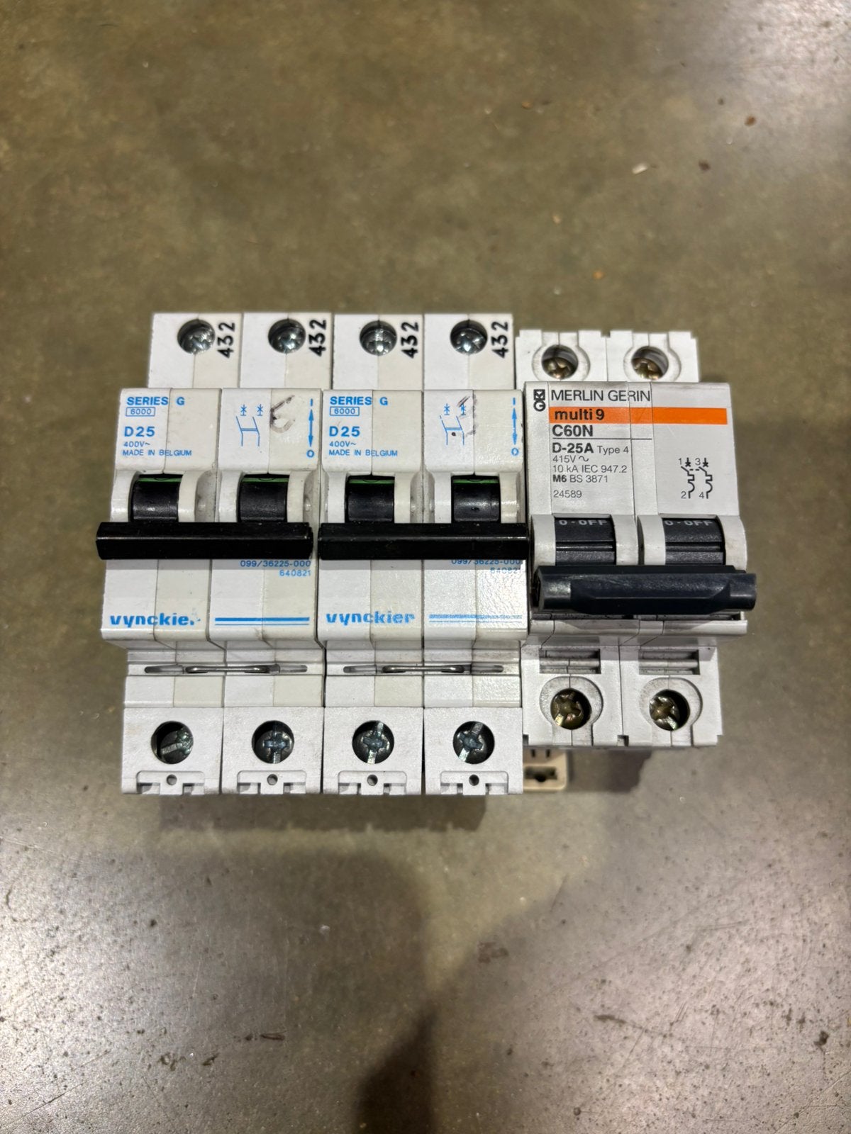 Automatische zekeringen 25A, Doe-het-zelf en Bouw, Ophalen, Zo goed als nieuw