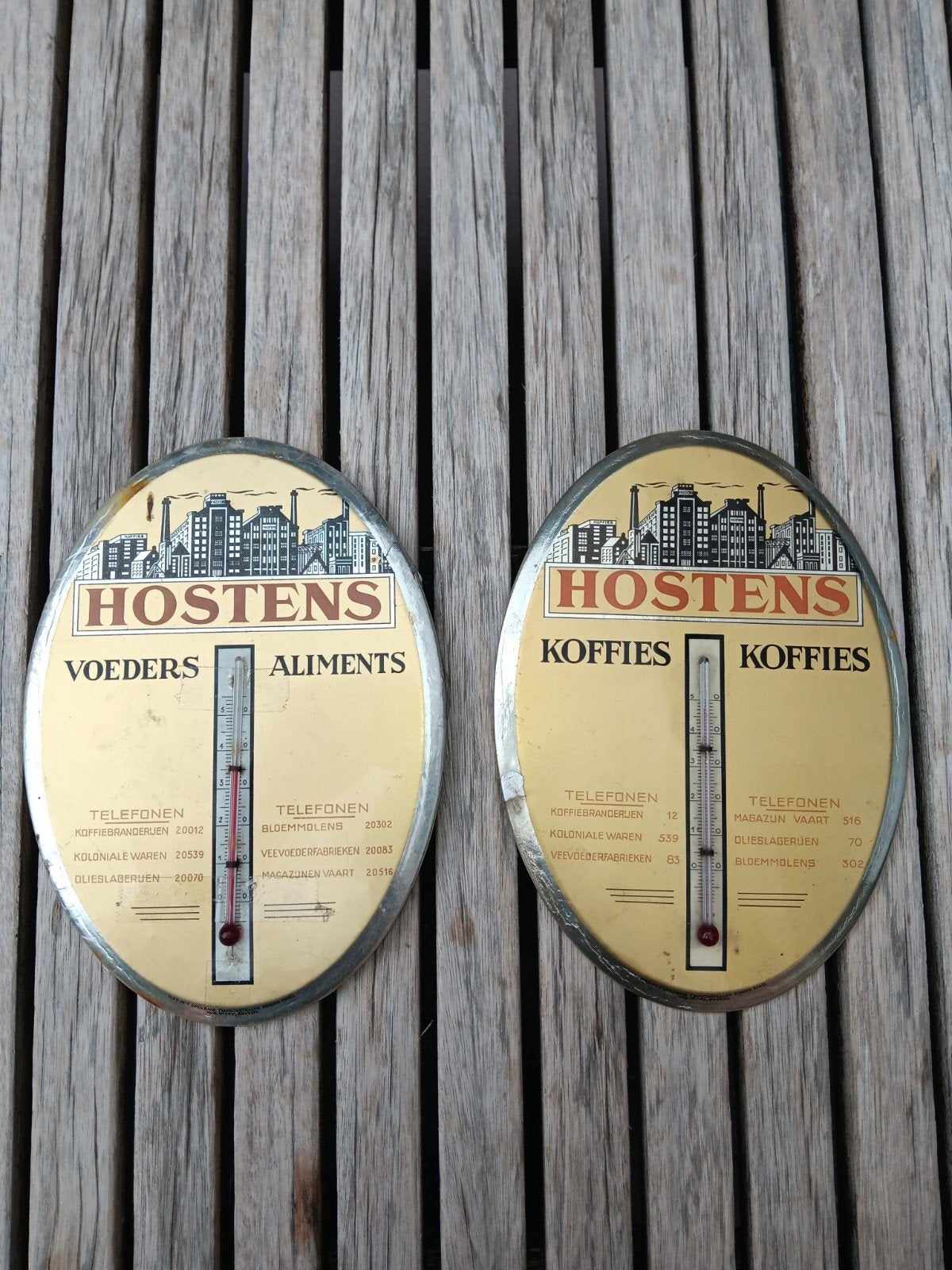Hostens voeders koffies, Ophalen