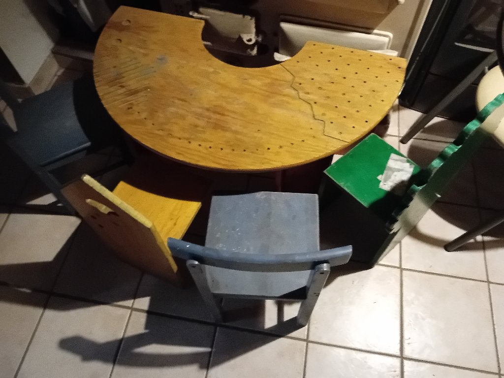 Kindertafeltje met 4 stoeltjes hardhout Gratis, Ophalen, Gebruikt, Tafel