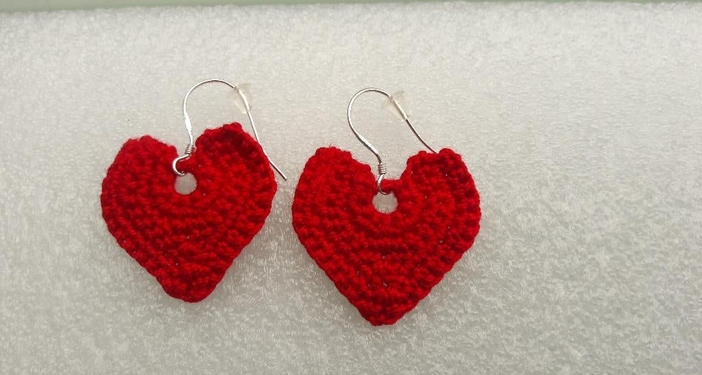 Gehaakte oorbellen: Bloempjes of hartjes, Handtassen en Accessoires, Oorbellen, Ophalen of Verzenden, Nieuw, Rood, Hangers