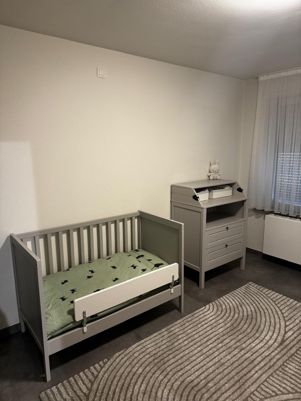 IKEA SUNDVIK babykamer set – grijs, Ophalen, Zo goed als nieuw