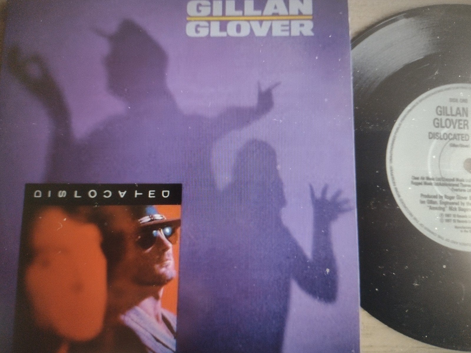 7" single: GILLAN/GLOVER: DISLOCATED (DEEP PURPLE) 1987, 7 inch, Ophalen of Verzenden, Zo goed als nieuw, Beschermende buitenhoes