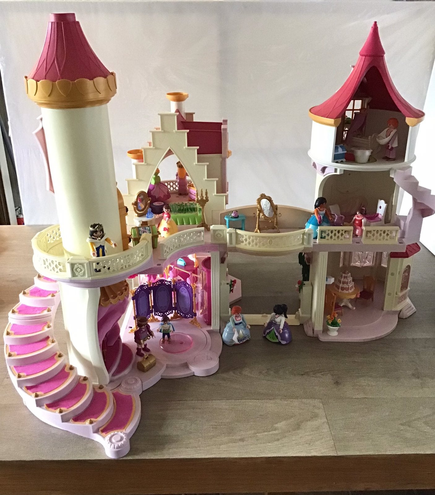 Poppenhuis met 4 setjes., Ophalen, Zo goed als nieuw, Poppenhuis