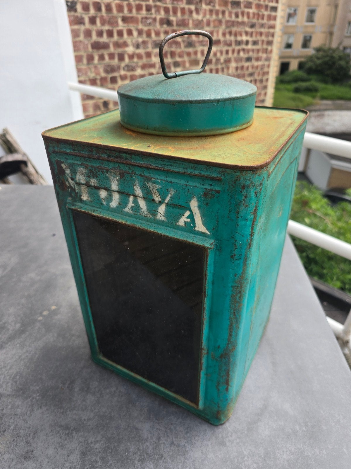 Kerupuktin metaal met een turquoise patina en heeft een glaz, Ophalen