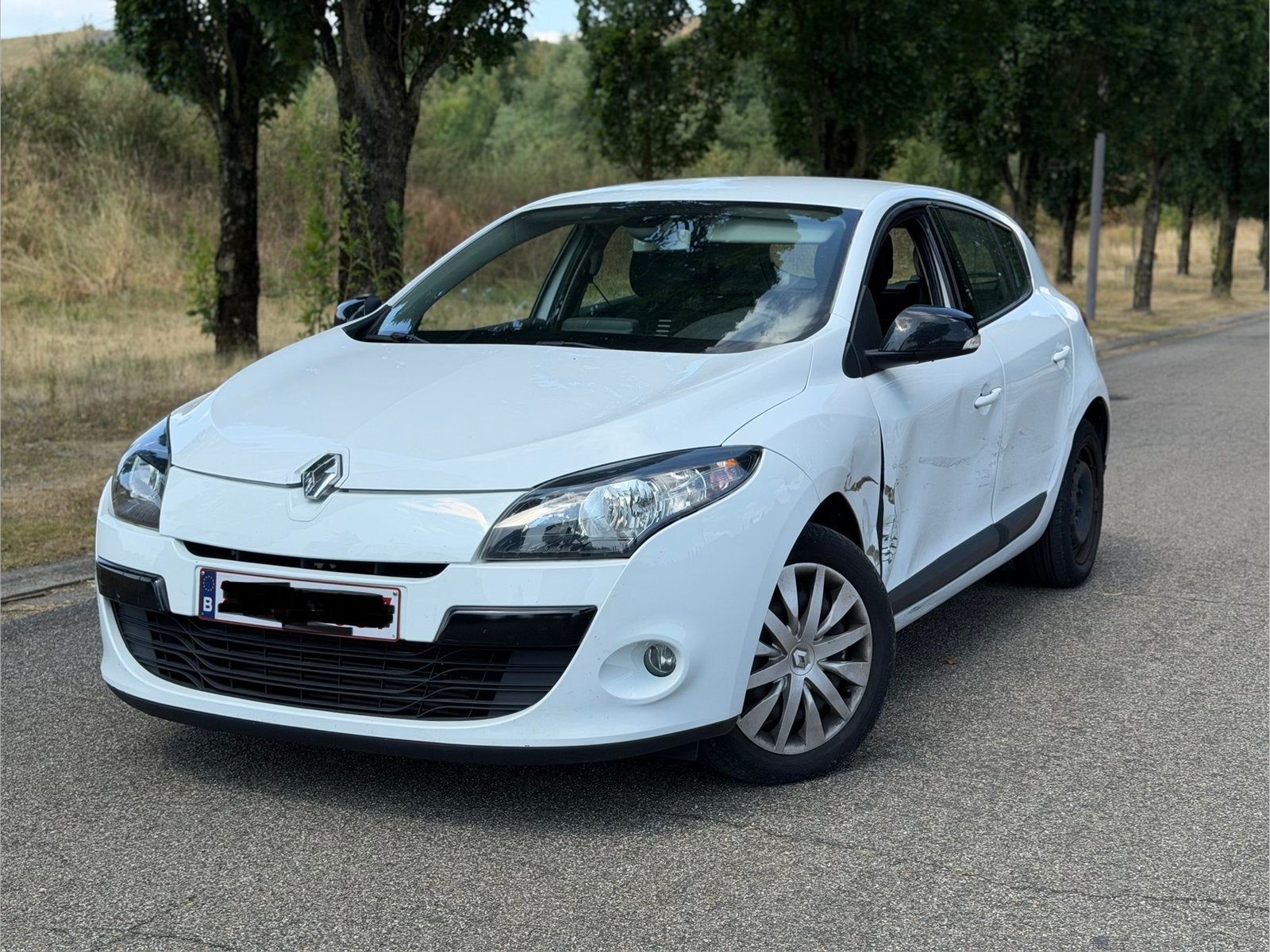 Renault Megane 1.5dci Automaat/2011/137.000km's/ blikschade, Auto's, Renault, Stof, 1498 cc, Zwart, Wit