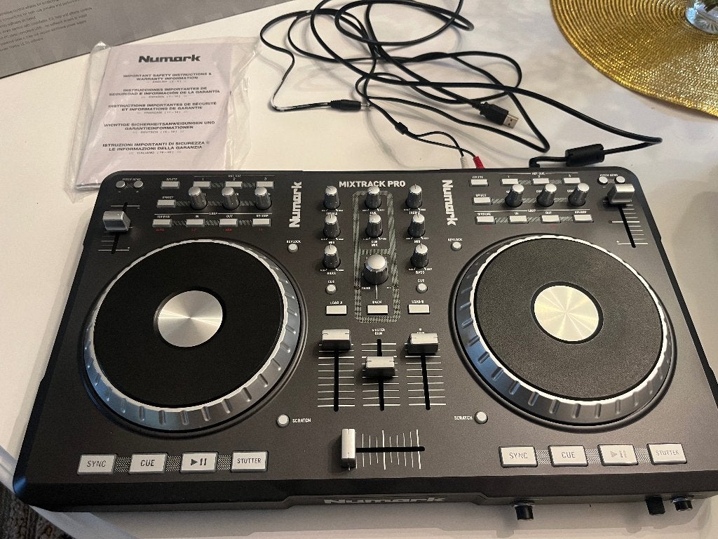 Numark Mixtrack Pro NIEUWSTAAT, Enlèvement ou Envoi, Comme neuf, Platine, Numark