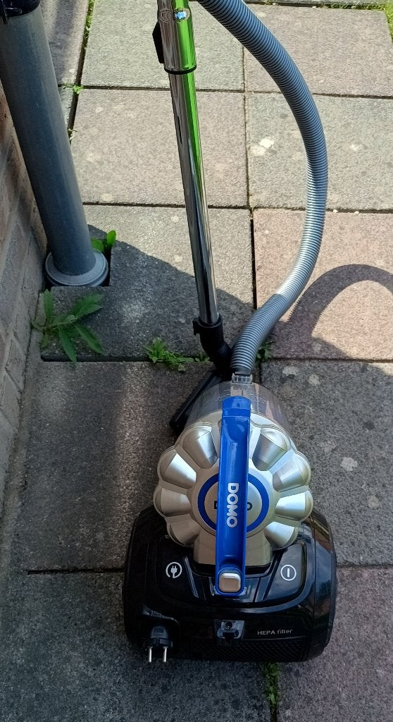 Aspirateur cyclonique de marque Domo, Enlèvement, Utilisé, Réservoir