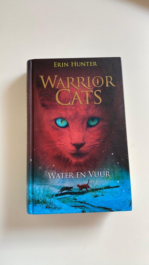 Erin Hunter - Water en vuur, Boeken, Ophalen of Verzenden, Erin Hunter