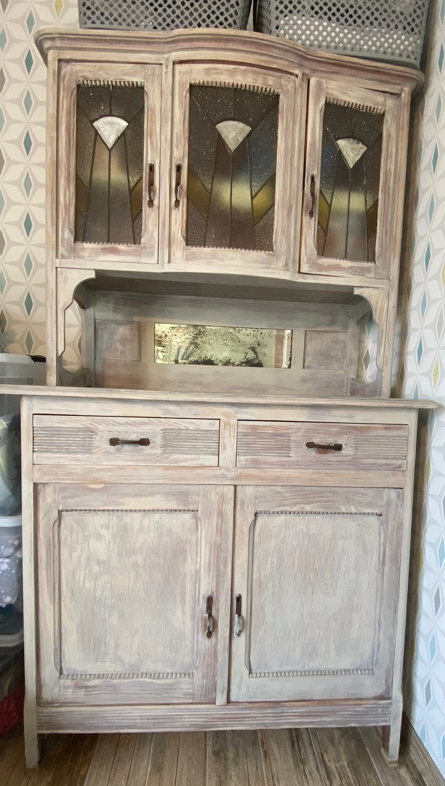 Armoire vintage avec miroir patiné et fenêtres colorées, Enlèvement