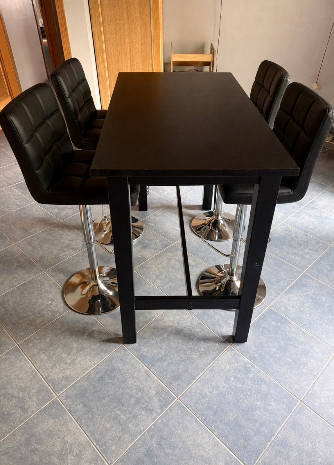 Hoge tafel en stoelen, Ophalen, Zo goed als nieuw, In hoogte verstelbaar