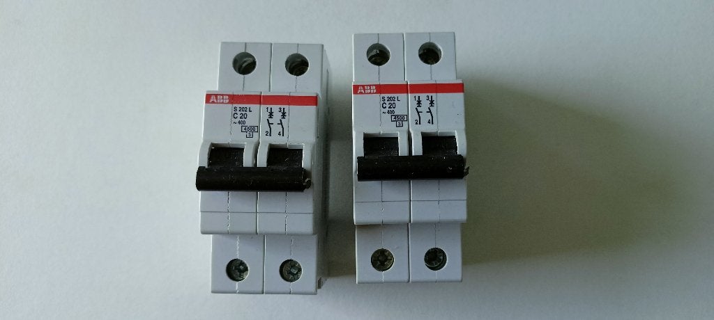 2 disjoncteurs ABB S202L C20 bipolaire, Doe-het-zelf en Bouw, Elektriciteit en Kabels, Ophalen of Verzenden, Zo goed als nieuw