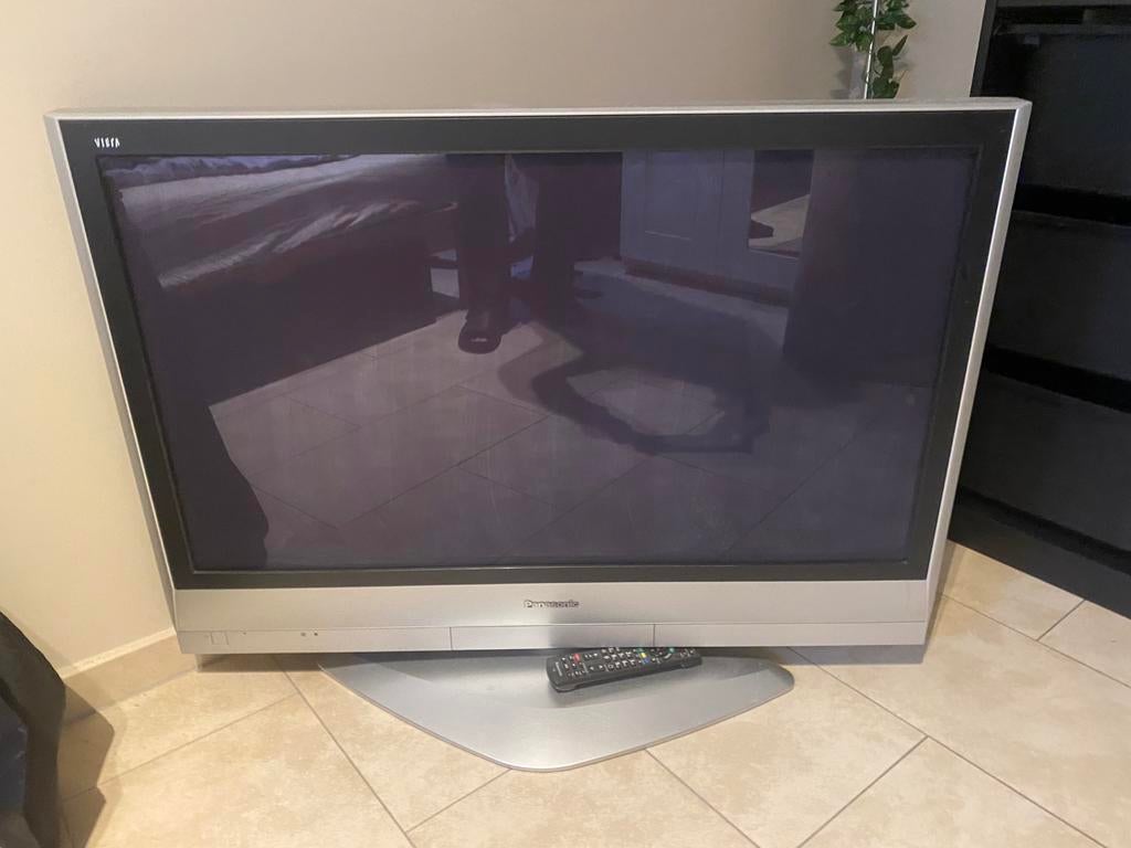 Television Panasonic grise sur pied, TV, Hi-fi & Vidéo, Enlèvement, Utilisé, Panasonic