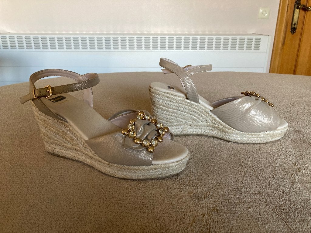 Beige open schoenen met hoge hak, Bata, maat 39 2x gedragen, Kleding | Dames, Schoenen, Beige, Ophalen of Verzenden, Schoenen met hoge hakken