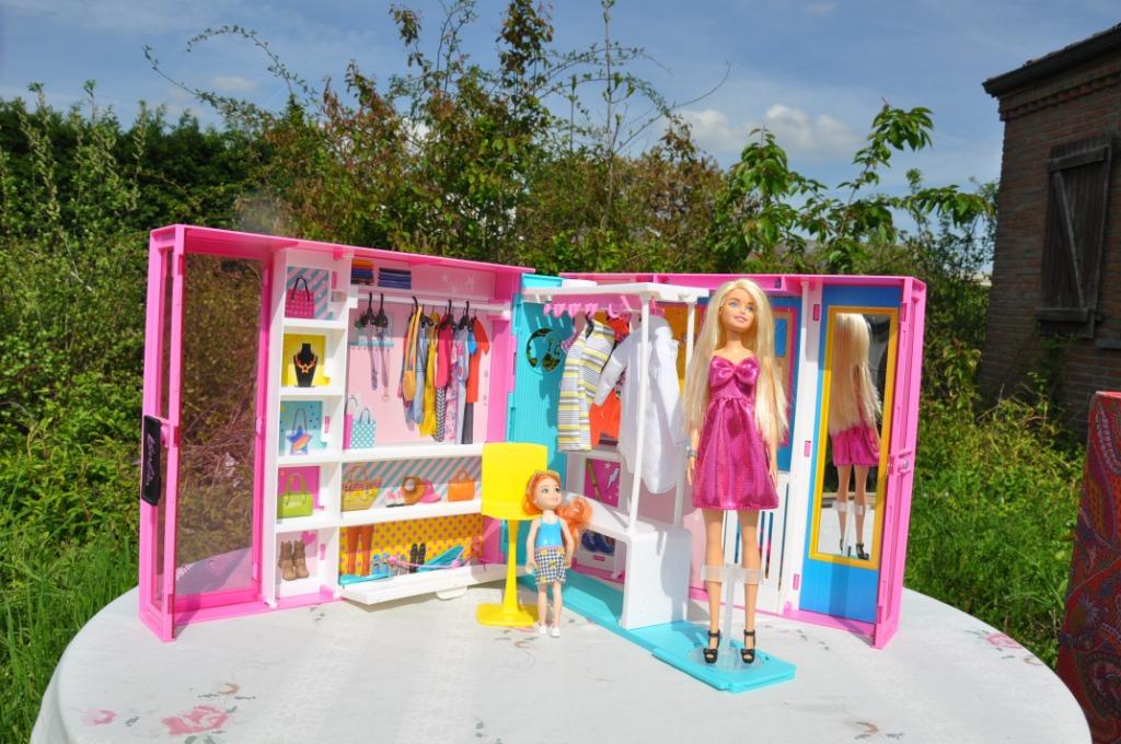 valisette dressing barbie avec poupee et accessoire, Enlèvement ou Envoi, Comme neuf, Barbie