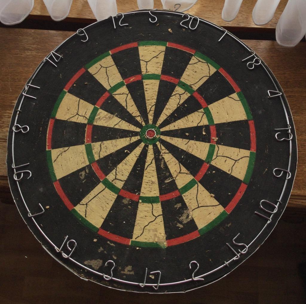 Dartsbord/ vogelpiek met verschillende pijlen, Ophalen of Verzenden, Pijlen