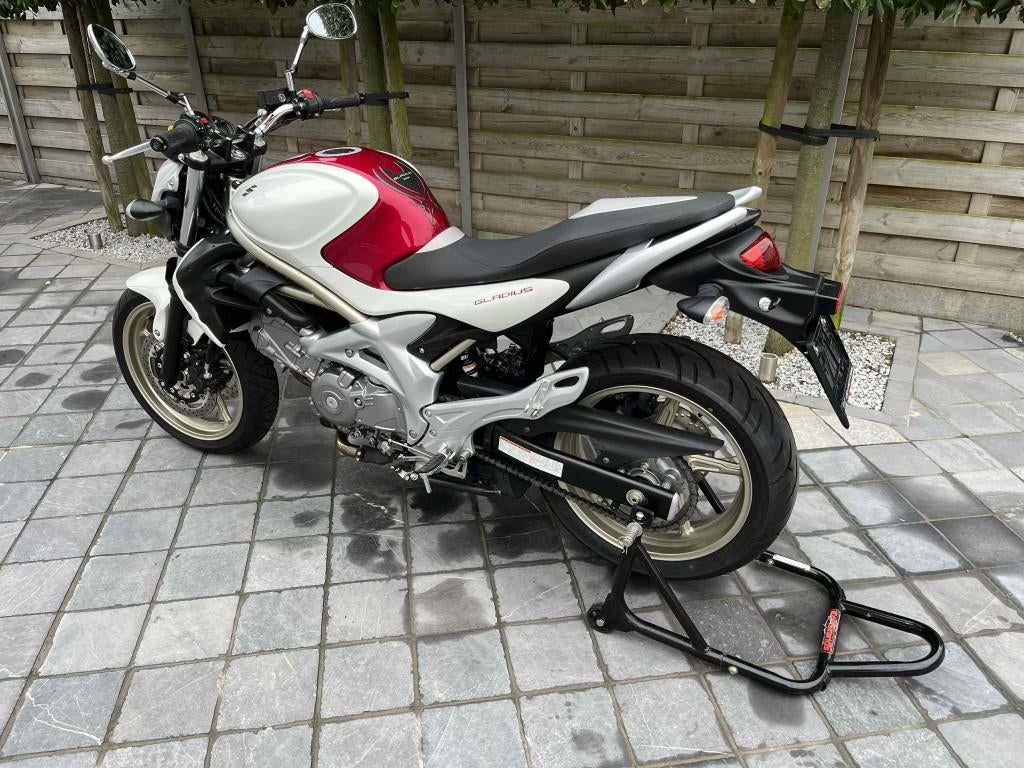 suzuki gladius 650cc **originele staat ** 11000km **, Motoren, 2 cilinders, Motorrijbewijs A, Bedrijf, Meer dan 35 kW