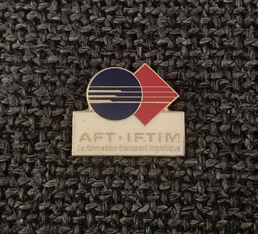 PIN - AFT-IFTIM - AFTRAL - LA FORMATION TRANSPORT LOGISTIQUE, Collections, Envoi, Utilisé, Transport, Insigne ou Pin's