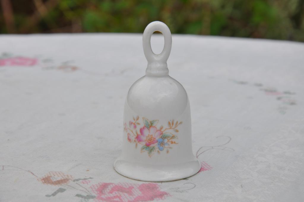 cloche de table en porcelaine, Antiquités & Art, Enlèvement ou Envoi