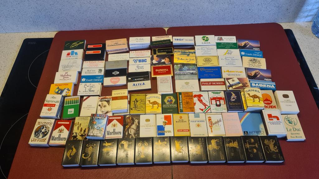 Lot de 183 boîtes et pochettes d'allumettes, Collections, Enlèvement ou Envoi, Comme neuf, Autres types