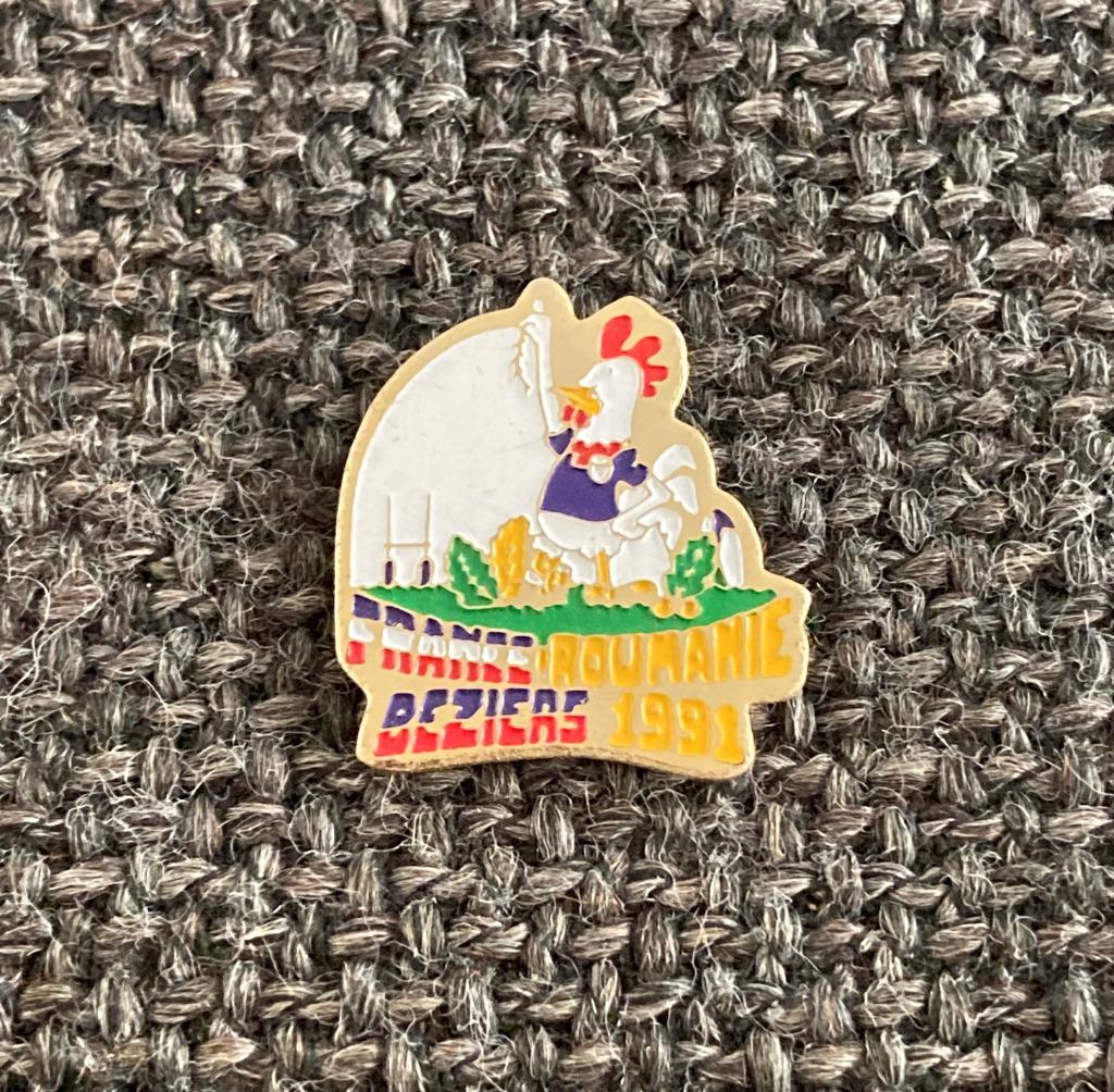 PIN - FRANCE - BEZIERS - ROUMANIE 1991 - COQ - HAAN, Envoi, Utilisé, Autres sujets/thèmes, Insigne ou Pin's