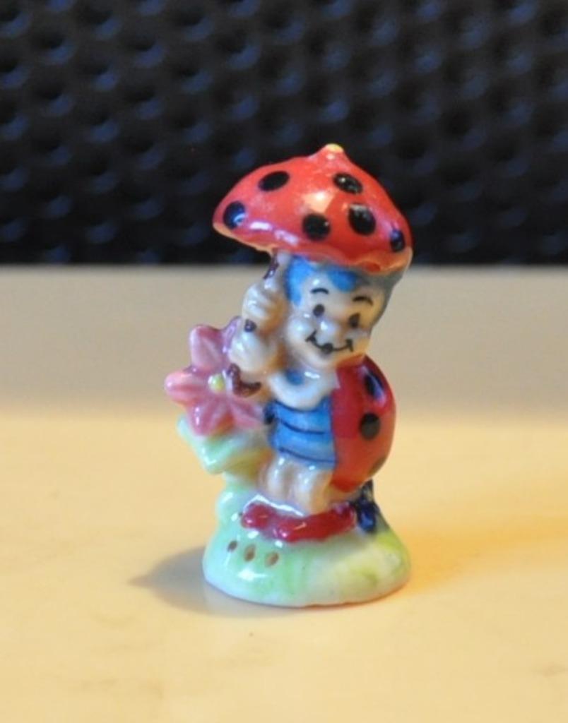 feve en porcelaine  coccinelle, Enlèvement ou Envoi, Comme neuf, Autres types