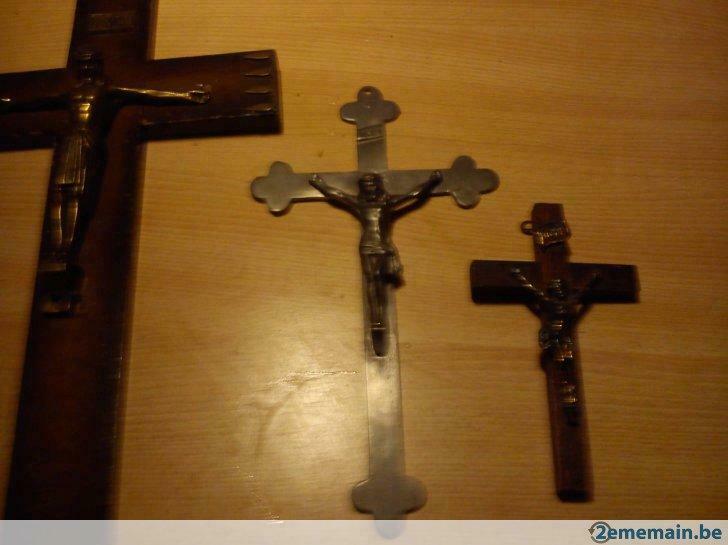 crucifix mural en étain, Enlèvement ou Envoi