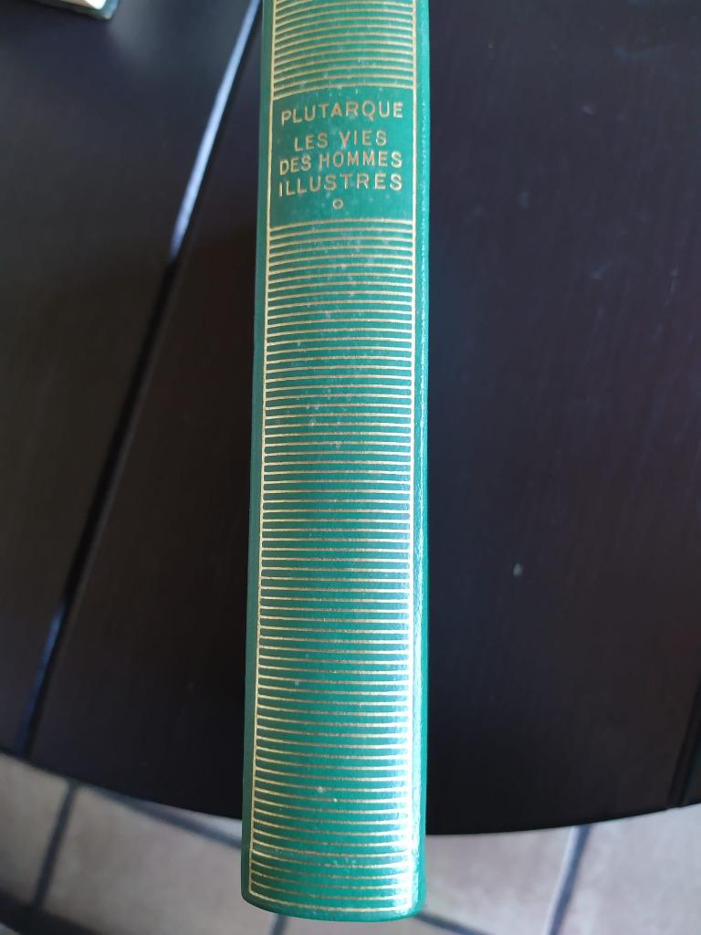 Plutarque – La vie des hommes illustres, tome 1, La Pleiade, Enlèvement ou Envoi, Plutarque, 14e siècle ou avant, Utilisé