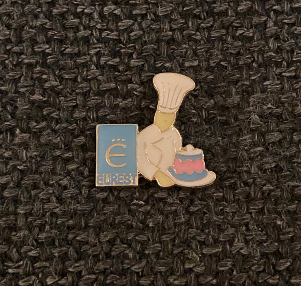 PIN - EUREST - FOOD - ALIMENTATION - VOEDING, Envoi, Utilisé, Autres sujets/thèmes, Insigne ou Pin's
