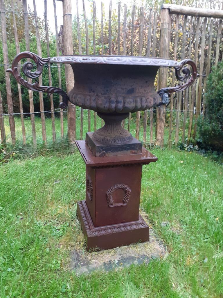 SUPERBE ET GRANDE VASQUE EN FONTE PATINEE ROUILLE SUR SOCLE, Enlèvement, Utilisé