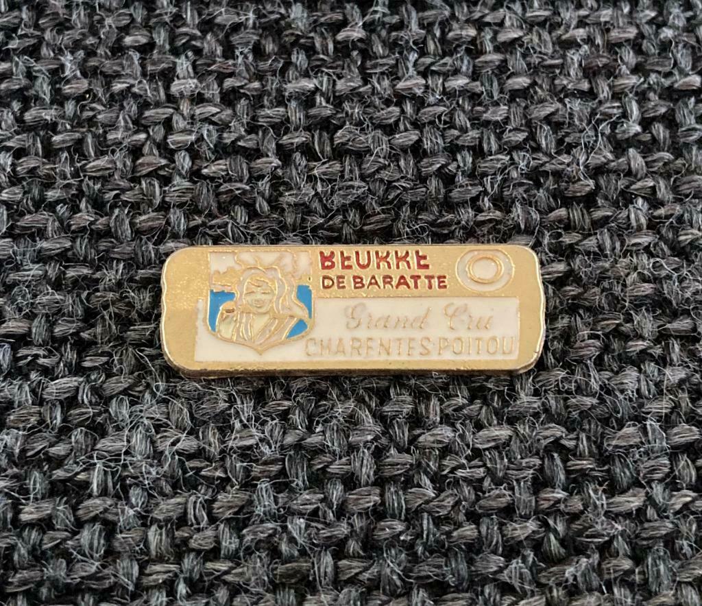 PIN - BEURRE DE BARATTE - GRAND CRU CHARENTES POITOU, Envoi, Utilisé, Marque, Insigne ou Pin's