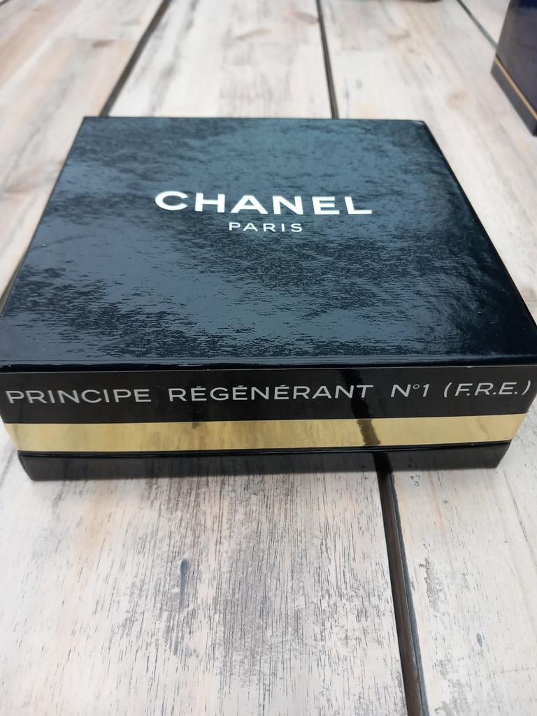 Produits Chanel paris factices pour collectionneur, Enlèvement