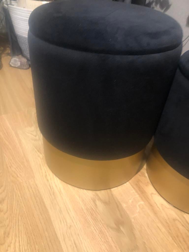 2 poefjes zwart in Daim 50€, Ophalen, Zo goed als nieuw