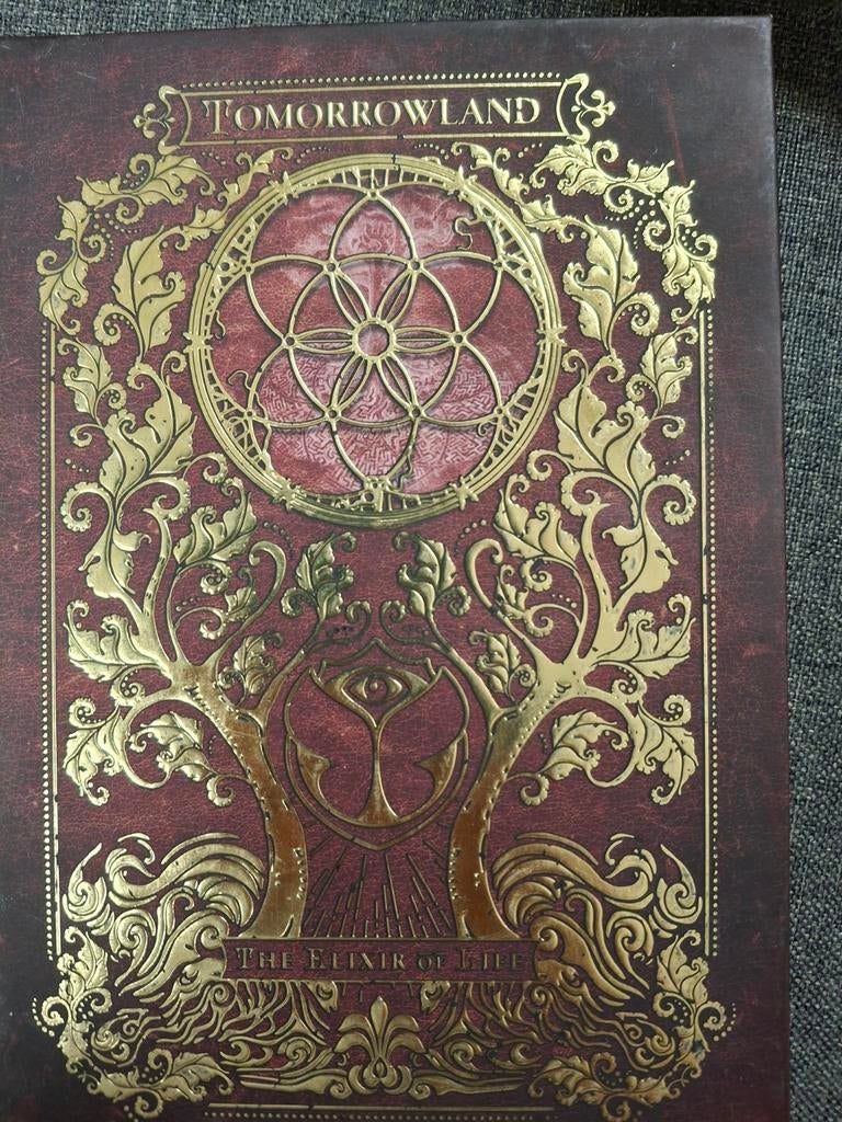 Tomorrowland, 3 cd's + boekje, Enlèvement ou Envoi