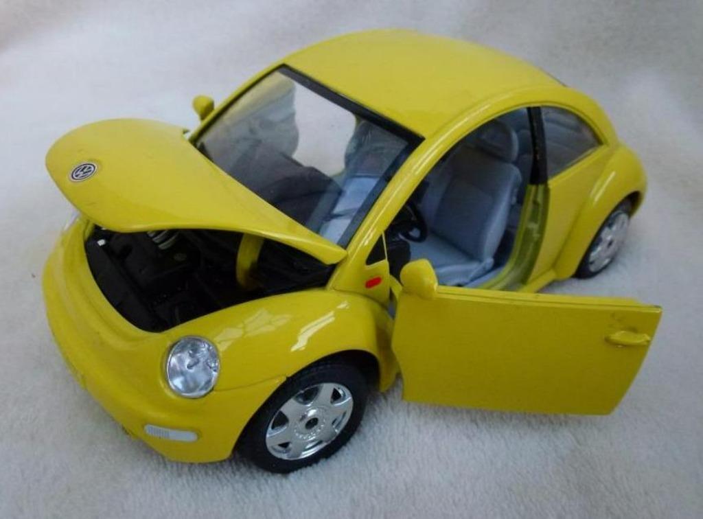 VW new beetle 1998 burago 1/24 jaune, Enlèvement ou Envoi, Utilisé, Voiture, Burago
