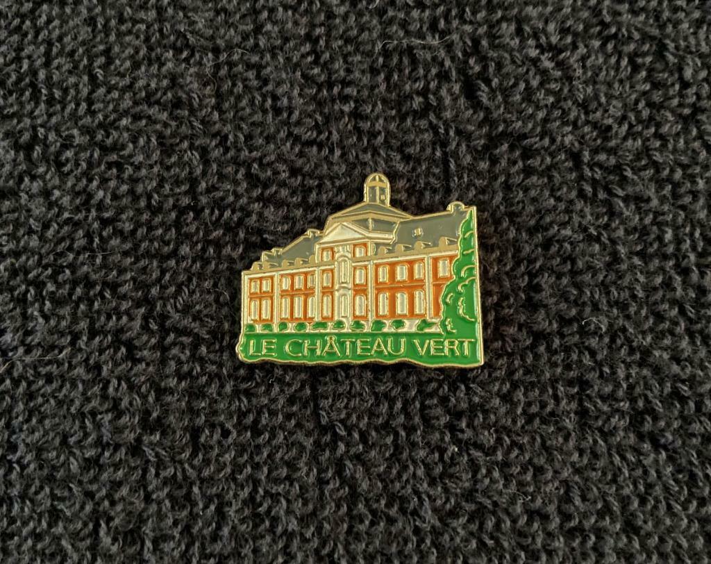 PIN - LE CHATEAU VERT, Verzamelen, Verzenden, Gebruikt, Overige onderwerpen, Speldje of Pin