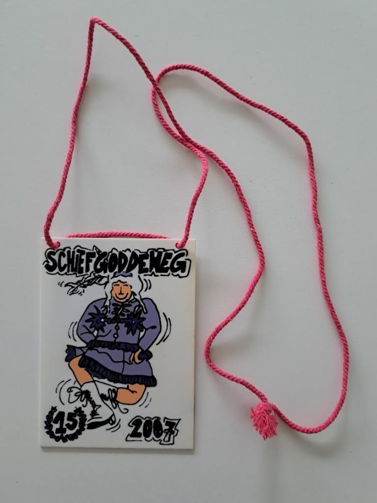 Vintage Hangertje - Carnaval Aalst - AKV Schiefgoddeweg, Ophalen of Verzenden, Gebruikt