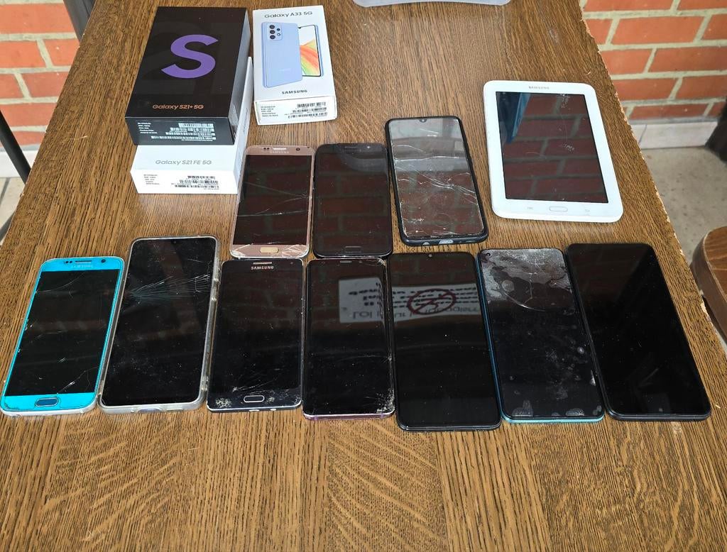 Lot 10 smartphones et 1 tablette à réparer ou pour pièces., Enlèvement
