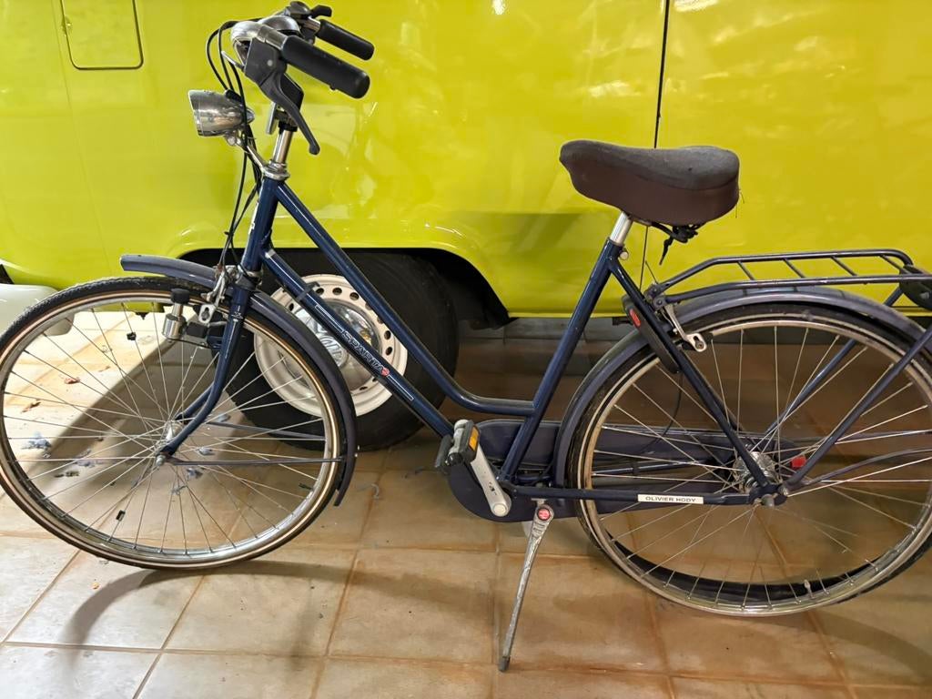 Oude fiets (band kapot), Fietsen en Brommers, Fietsen | Dames | Damesfietsen, Ophalen, Gebruikt