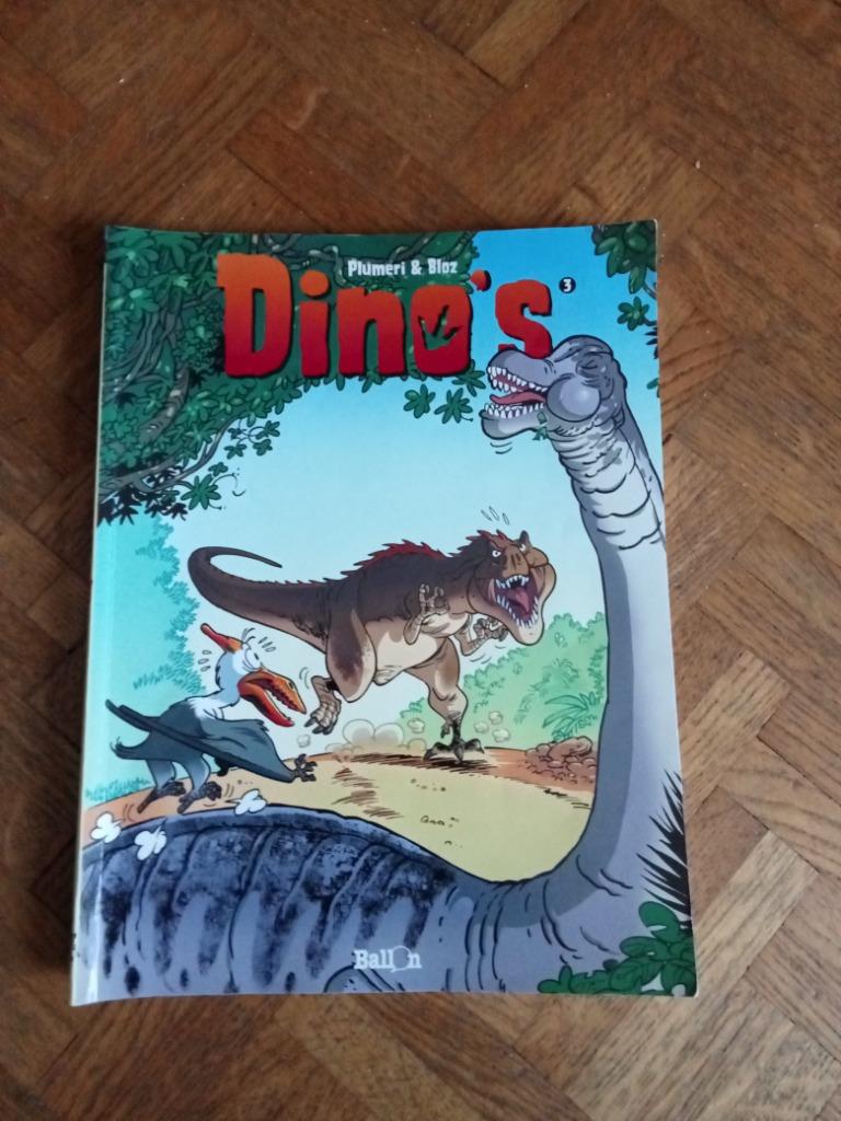 Strip Dino's deel 3 Plumeri @ bloz, Boeken, Ophalen of Verzenden, Gelezen