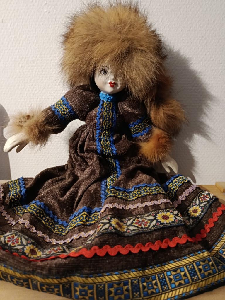 Jolie poupée de porcelaine russe, Ophalen, Pop