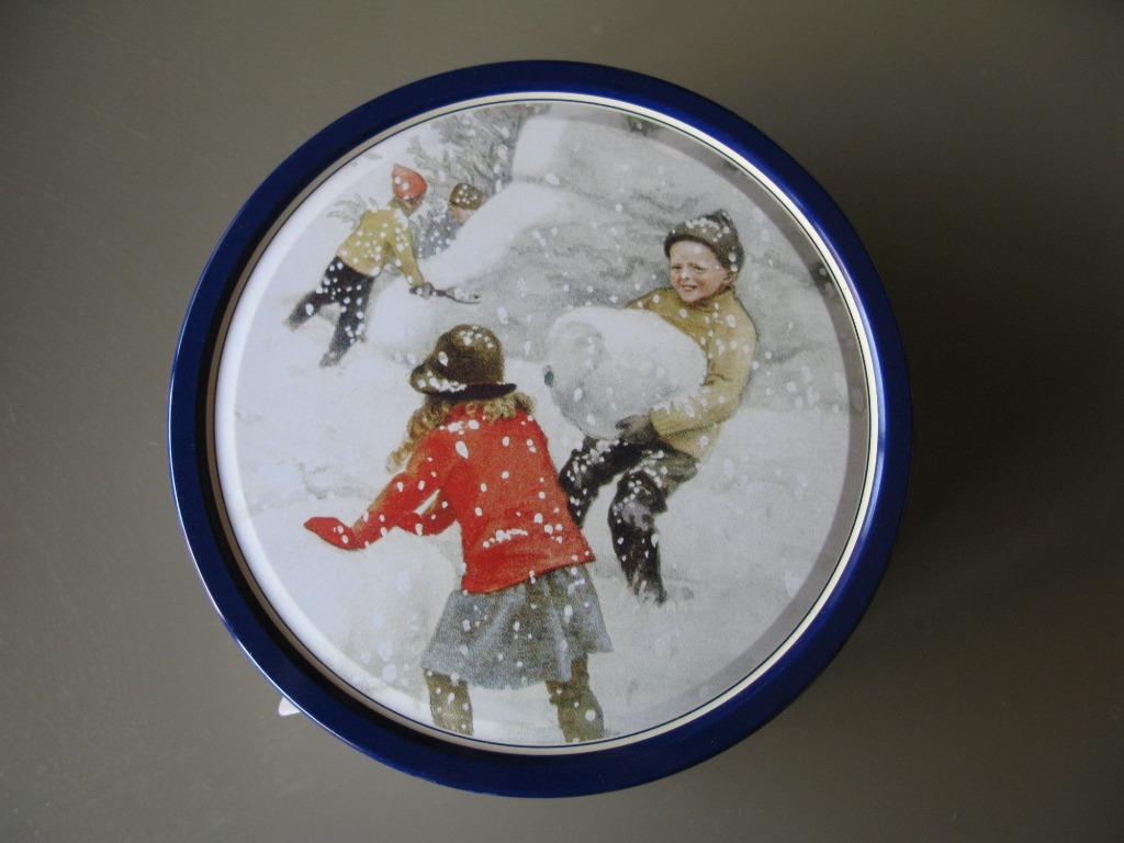 Boite ronde "décor enfants jouant dans la neige, Enlèvement ou Envoi, Utilisé, Biscuits, Autres marques